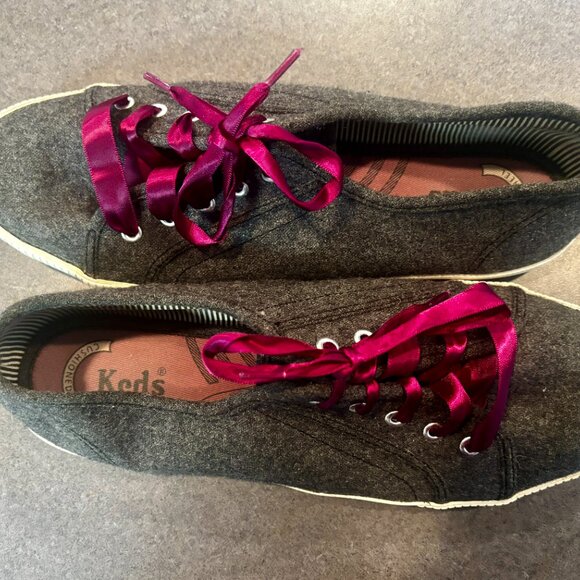 ~~Keds Womens 9.5  Gray Felt Shoes with Purple Laces      ALL FOOTWEAR ITEMS ARE - Picture 3 of 7